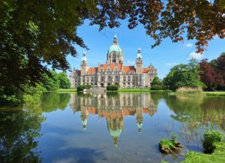 Steinchen aus Rathauskuppel: „Sicherheit geht vor“ Themenfoto: Rathaus Hannover im Mai 2024