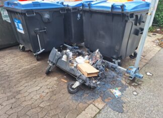 Polizei Hannover zieht Bilanz zur Halloween-Nacht: Massive Sicherheitsmaßnahmen nach Angriffen und Brandstiftungen Ausgebrannter Papiercontainer