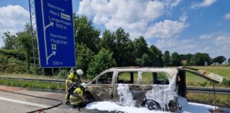 A352: PKW brennt vollständig aus
