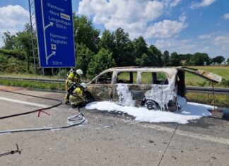 A352: PKW brennt vollständig aus A352: PKW brennt vollständig aus