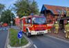 Rauchentwicklung auf dem Dach einer Bushaltestelle in Kaltenweide