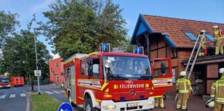 Rauchentwicklung auf dem Dach einer Bushaltestelle in Kaltenweide