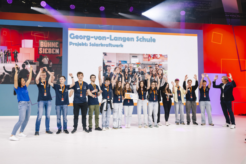 „ParabolKraftwerk“ ist der Titel des Projekts von Schülerinnen und Schülern der Georg-von-Langen-Schule Holzminden. In der Altersgruppe 3 (Jahrgänge 10 bis 13) setzten sie sich gegen die Konkurrenz durch.