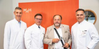 Beim Pressegespräch: Professor Dr. Arjan Ruhparwar, Patient Kurt M., Professor Dr. Jan Schmitto und Dr. Günes Dogan (von rechts).