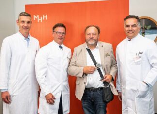 Mehr Lebensqualität, verbesserte Ergebnisse: Kunstherz HeartMate 3 feiert zehnjähriges Jubiläum Beim Pressegespräch: Professor Dr. Arjan Ruhparwar, Patient Kurt M., Professor Dr. Jan Schmitto und Dr. Günes Dogan (von rechts).