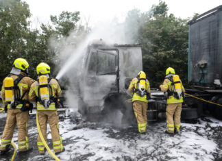 Ein Verletzter bei LKW Brand in Bothfeld LKW Brand - Langenforther Straße