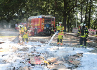 Altpapier gerät in Sammelfahrzeug in Brand Papier-Sammelfahrzeug in Brand geraten