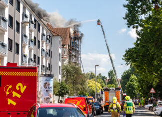 Feuerwehr im Großeinsatz: Dachstuhlbrand in Hannover-Vahrenwald Feuerwehr im Großeinsatz: Dachstuhlbrand in Hannover-Vahrenwald