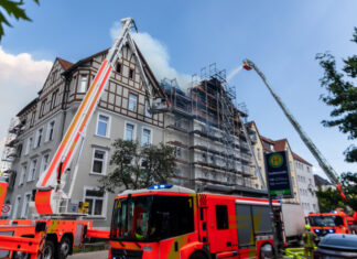 Hannover: Hoher Schaden nach Dachstuhlbrand Feuerwehr im Großeinsatz: Dachstuhlbrand in Hannover-Vahrenwald