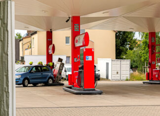 Auto reißt Gas-Zapfsäule um – Brennbares Flüssiggas trat aus PKW-Fahrerin fährt Gastanksäule um