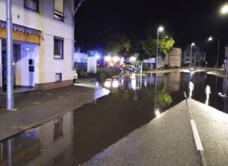 Starkregen, Brandgeruch, Wasserrohrbruch und eine Schlange fordern Celler Feuerwehr in der Nacht Hannoversche Straße in Celle unter Wasser