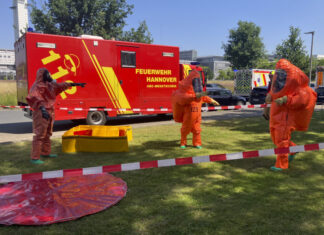Zwei Leichtverletzte durch mehrere Liter ausgelaufene Salpeter- und Ameisensäure Gefahrguteinsatz in Groß-Buchholz - zwei Leichtverletzte.