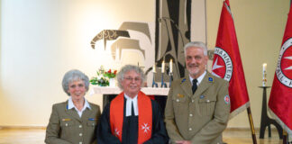 Feierliche Amtseinführung von Falk Wook (mitte) als Ortsverbandspastor.