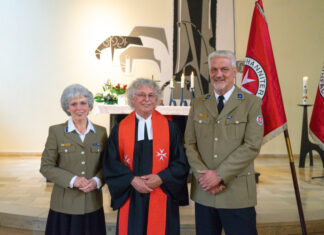 Feierliche Amtseinführung: Falk Wook neuer Ortsverbandspastor Feierliche Amtseinführung von Falk Wook (mitte) als Ortsverbandspastor.