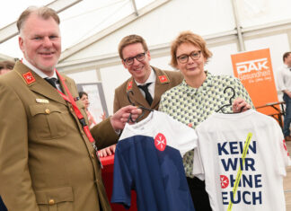 Landeswettkampf der Johanniter: Beste Retter in Otterndorf gekürt Landesvorstände Uwe Beyes (li.) und Hannes Wendler mit Daniela Behrens