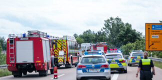 Unklare Rauchentwicklung aus Motorraum eines Gefangenentransporters.