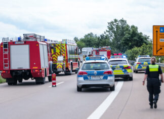 Unklare Rauchentwicklung im Motorraum eines Gefangenentransporters Unklare Rauchentwicklung aus Motorraum eines Gefangenentransporters.