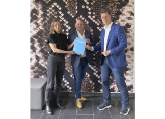 Koloniale Spuren: Erlebnis-Zoo Hannover präsentiert Studie Überreichten die Studie an Zoo-Geschäftsführer Andreas M. Casdorff - Dr. Franziska Jahn und Dr. Clemens Maier-Wolthausen