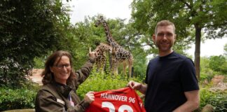 Verbundenheit - Julia Zwehl vom Erlebnis-Zoo mit Per Mertesacker