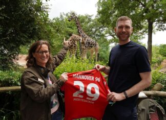 BESUCH VOM FUSSBALL-WELTMEISTER Verbundenheit - Julia Zwehl vom Erlebnis-Zoo mit Per Mertesacker