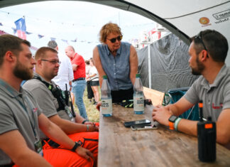 Einsatzbilanz der „Rocker-Retter“ und ein Überraschungsgast beim Deichbrand Festival Ministerin Behrens im Gespräch mit Thorsten Ernst (mit Hut) und bei der Begrüßung durch Abschnittsleiter Maik Aumann von der notarztbesetzten Unfallhilfsstelle UHS 1.