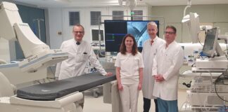 vo.li.: Klinikdirektor Professor Dr. Heiner Wedemeyer, PD Dr. Henrike Lenzen, MHH-Vizepräsident Professor Dr. Frank Lammert sowie Professor Dr. Benjamin Heidrich.