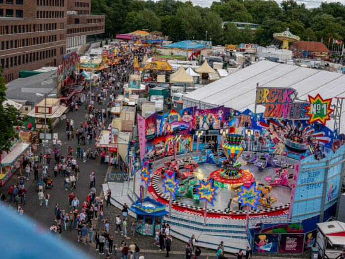 Die Sonne und milde Temperaturen lockten noch einmal viel Publikum zum Abschluß des Schützenfestes auf den Schützenplatz in Hannover