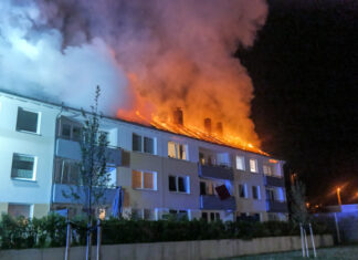 Großbrand in Seelze: 37 Personen evakuiert Dachstuhlbrand in Seelze