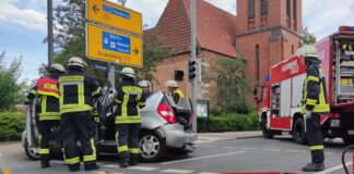Celle: Verkehrsunfall mit sechs betroffenen Personen in Celle. - Foto: Feuerwehr Celle