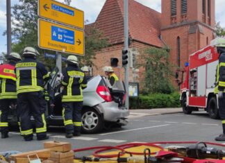 Celle: Verkehrsunfall mit sechs betroffenen Personen in Celle Celle: Verkehrsunfall mit sechs betroffenen Personen in Celle. - Foto: Feuerwehr Celle