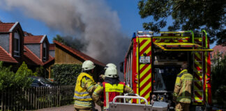Carport in einer Wohnsiedlung in Godshorn in Brand geraten.
