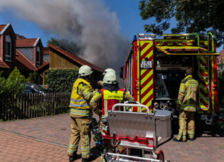 Feuerwehr Langenhagen: Schneller Einsatz verhindert Ausbreitung von Brand auf Carport Carport in einer Wohnsiedlung in Godshorn in Brand geraten.