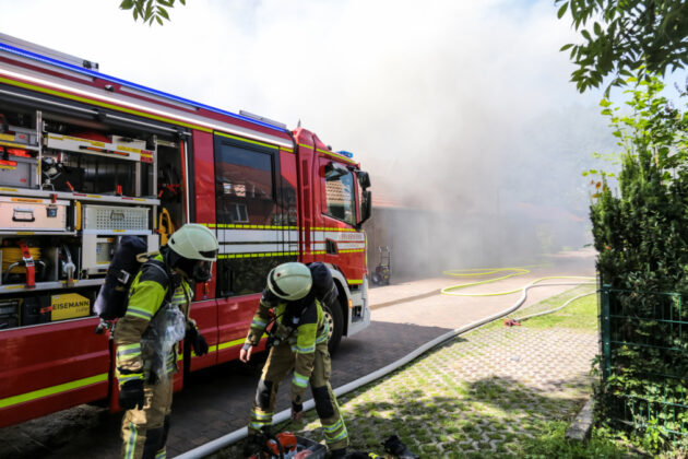 Carport in einer Wohnsiedlung in Godshorn in Brand geraten.