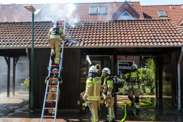 Carport in einer Wohnsiedlung in Godshorn in Brand geraten.