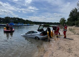 Pkw rollt in den Blauen See: Erfolgreiche Bergung durch Feuerwehr und DLRG Einsatzkräfte bergen Pkw aus See