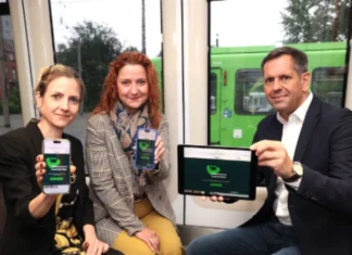 Kostenloses WLAN für ÜSTRA Fahrgäste auf allen Stadtbahn- und Buslinien Niedersachsens Wirtschaftsminister Olaf Lies zeigte sich begeistert von den neuen Möglichkeiten - © ÜSTRA