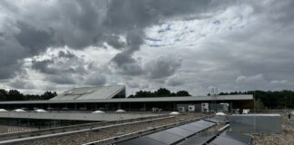 Jede Menge Watt auf der Wasserwelt - EPL baut und betreibt die Photovoltaikanlage auf dem Dach des beliebten Langenhagener Spaßbades