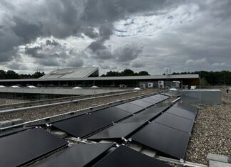 Neue Photovoltaik-Anlage auf dem Dach der Wasserwelt Langenhagen in Betrieb genommen Jede Menge Watt auf der Wasserwelt - EPL baut und betreibt die Photovoltaikanlage auf dem Dach des beliebten Langenhagener Spaßbades