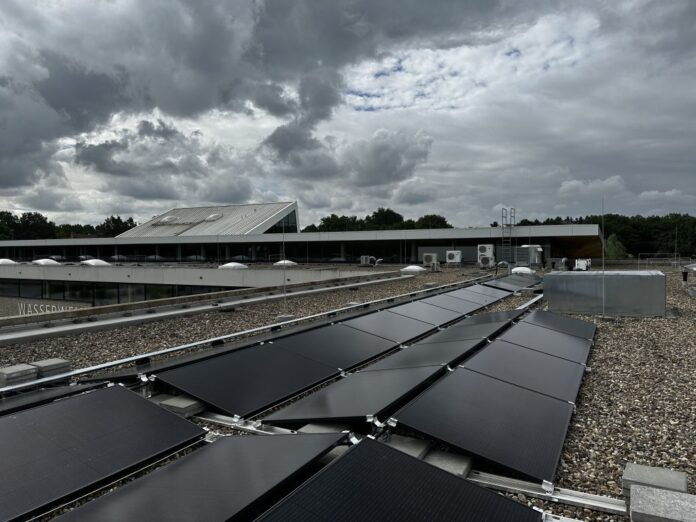 Jede Menge Watt auf der Wasserwelt - EPL baut und betreibt die Photovoltaikanlage auf dem Dach des beliebten Langenhagener Spaßbades