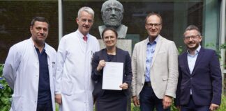 (von links) PD Dr. med. Elvis J. Hermann (Organspendeberater und Stellvertretender Direktor der Klinik für Neurochirurgie, MHH), Professor Dr. Frank Lammert (Vizepräsident MHH), Dr. Svitlana Ziganshyna (Ärztliche Leiterin der Stabsstelle Transplantationsbeauftragte, UKL) Dr. Frank Logemann (Transplantationsbeauftragter, MHH) und Danny Petzoldt, (Transplantationsbeauftragter, UKL).