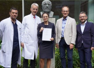 Vorreiter beim Thema Organspende (von links) PD Dr. med. Elvis J. Hermann (Organspendeberater und Stellvertretender Direktor der Klinik für Neurochirurgie, MHH), Professor Dr. Frank Lammert (Vizepräsident MHH), Dr. Svitlana Ziganshyna (Ärztliche Leiterin der Stabsstelle Transplantationsbeauftragte, UKL) Dr. Frank Logemann (Transplantationsbeauftragter, MHH) und Danny Petzoldt, (Transplantationsbeauftragter, UKL).