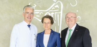 Professor Frank Lammert (links), Martina Saurin und Professor Michael Manns