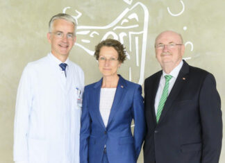 MHH schließt Geschäftsjahr 2023 mit geringerem Verlust ab – Fachkräftemangel bleibt zentrale Herausforderung Professor Frank Lammert (links), Martina Saurin und Professor Michael Manns