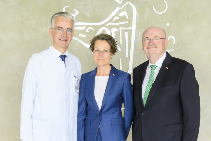 Professor Frank Lammert (links), Martina Saurin und Professor Michael Manns