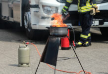 Fettbrand in Einfamilienhaus: Küche nach Fettexplosion stark verqualmt Tag der offenen Tür 2024 - Feuerwehr Langenhagen