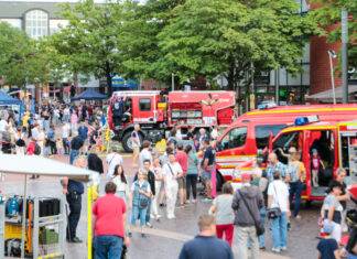 Blaulichtmeile Langenhagen 2024: 10.000 Besucher begeistert Blaulichtmeile 2024 - Langenhagen