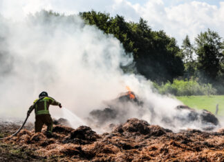 Zeugenaufruf: 250 Strohballen auf einem Feld in Langenhagen durch Brand zerstört Strohballenbrand