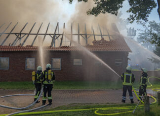 Reiterhof in Schillerslage: Gebäude nach Großbrand zerstört Mehrere Gebäude in Schillerslage abgebrannt