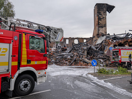 Nachlöscharbeiten nach Großbrand in Wunstorf