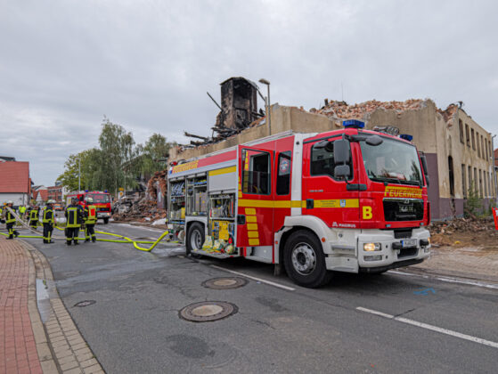 Nachlöscharbeiten nach Großbrand in Wunstorf